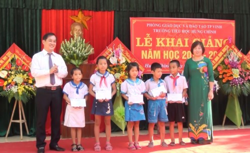 Đồng chí Nguyễn Văn Lư - Phó bí thư thường trực thành ủy trao quà tới các em học sinh trường tiểu học Hưng Chính có hoàn cảnh khó khăn