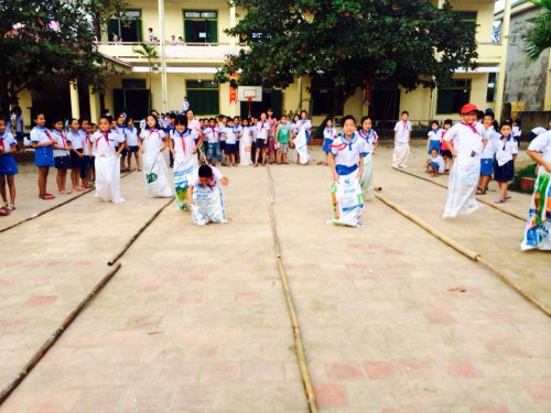 Đồng chí Nguyễn Văn Lư - Phó bí thư thường trực thành ủy trao quà tới các em học sinh trường tiểu học Hưng Chính có hoàn cảnh khó khăn1